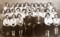 Školní fotografie Heleny Chrástkové. První řada, první zprava 