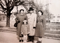Helena Chrástková s otcem, matkou a sestrou. Velikonoce 1956, Břeclav