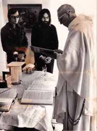 Jiří Fuchs s Danielem Havránkem při mši sv. u P. Metoděje Habáně (r. 1975)