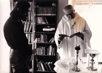 Jiří Fuchs při mši sv. u P. Metoděje Habáně (r. 1975)