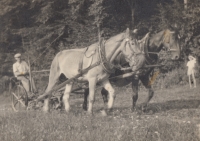 Jiří Smyčka starší před vstupem do JZD