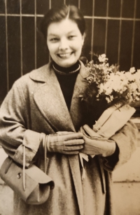 Eva Koutecká na své promoci