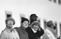 Jitka Vrátníková (vpravo) v Mariánských Lázních roku 1992 s maminkou (vlevo) a sestrou