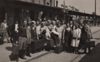 Klimkovičtí sokolové na nádraží ve Svinově po příjezdu ze sletu, 1932