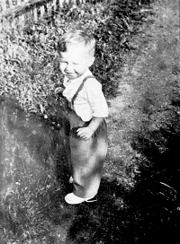 Na zahradě rodného domu v Rychnově nad Kněžnou