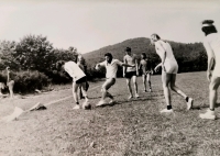 Fotbalový turnaj s přáteli v Mladcové (podle pamětníka asi 1985) 