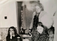 Na svatbě Fuskových (listopad 1983). U stolu sedí Petr Fusek a Věra Hrazdírová, za nimi stojí Jiří Blažek