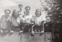 Okrskové veřejné cvičení, vlevo Květa Dostálová, vpravo pamětnice, Kyjovice, 1947