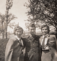 Pamětnice (vlevo) se spolužákem a kamarádkou, 1947