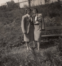 S kamarádkou, 1947