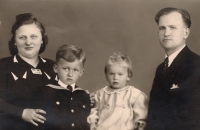 Pamětnice s rodiči a bratrem, 40. léta