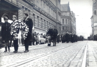 Pavla Dostálová (první zleva) 25.1.1969 na pietní akci za Jana Palacha v Brně. Vzadu v baretu je rektor Vysoké školy zemědělské v Brně Miroslav Vyskot. Autorem fotky je Zdeněk Štourač