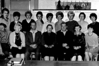 První učitelský sbor na ZŠ Štíty, pamětnice v horní řadě, čtvrtá zprava