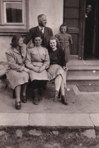 Rok 1945, uprostřed sovětská vojačka