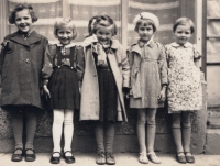 S kamarádkami (druhá zleva) před holičstvím, 1938 