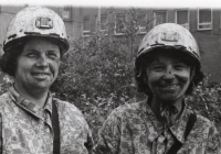 Školní exkurze na důl ve Svinově, pamětnice vpravo