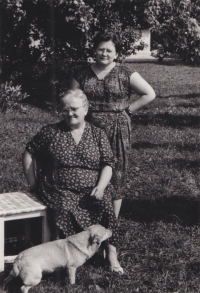 Maminka pamětnice a babička z matčiny strany, 60. léta 20. století