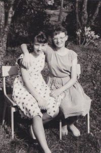 Se sestrou Jiřinou, 50. léta 20. století