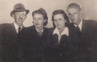 Poslední skupinové foto před odjezdem z Bosny, sourozenci tatínka Miroslav (zcela vlevo) a Libuše s rodiči pamětnice