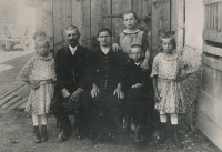 Předkové Jany Ondřejčkové, rodina Honomichlova, zhruba v letech 1916-1917. Malý chlapec (druhý zprava) je její otec František Honomichl 