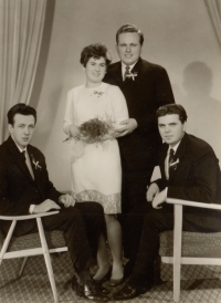Pamětnice s novomanželem a se švagry, 1968