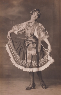 Eliška Raisová 11.2. 1926 v Plzni, pamětníkova maminka (25 let)