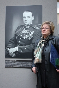 Dana in Prague at the portrait of Gen. Viest