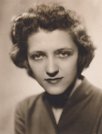 Věra Johanidesová na fotografii ze školního tabla, gymnázium Sokolov, nedatováno