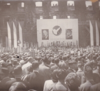 Volební kampaň ČSNS 1946 v Praze (pohled na zničenou staroměstskou radnici)