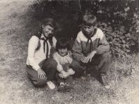 Jitka Vrátníková se sourozenci na pionýrském táboře, 1959