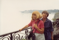 Jitka Vrátníková s matkou u Niagarských vodopádů