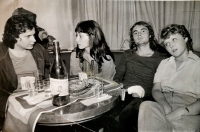 U stolu s přáteli. Zleva Robert Valík, Miroslava Svrčková (Fusková), Petr Fusek, Šárka Hermanová
