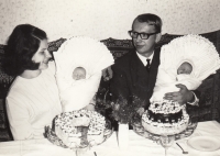 Pamětnice po křtu s rodiči a sestrou (dvojčetem), 1969