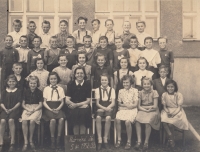 Školní fotografie, pamětnice dole, druhá zleva
