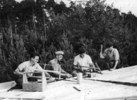 Manžel Alfréd Fabián při práci na vojně u PTP