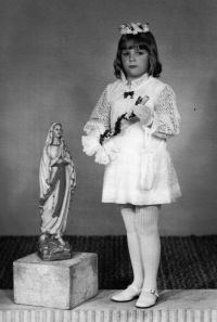 Dcera Anny Fabiánové Marie v den prvního svatého přijímání