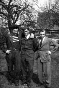 Uprostřed manžel Alfréd Fabián v uniformě vojáka PTP