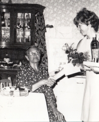 Marie Lauermannová na návštěvě u seniorů