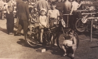Rudolf Průcha na motorce, jeden z bratrů (o devět let starší) stojí vedle, sestra vpravo, cca 1953