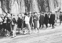 Prvomájový průvod v Praze roku 1968, Jitka Vrátníková v první řadě první zprava