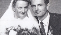 Svatební fotografie rodičů Drlíkových