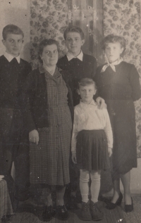 Rodina, pamětnice vpravo