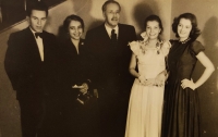 Pamětnice (druhá zprava) se sestrou Emmou a rodiči na maturitním plese