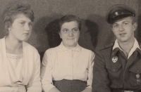 Marie Lauermannová s maminkou a bratrem