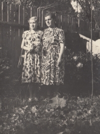 Marie Lauermannová s maminkou, 1954