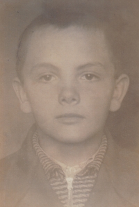 Otec Miroslav Drlík, cca desetiletý