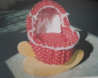 Kolíbka, kterou navrhla a vyrobila Marie Pavlíčková