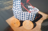 Kočárek, který navrhla a vyrobila Marie Pavlíčková, odběratel Krásná Izba, konec 80. let