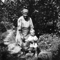 Miroslav Váša s babičkou v Čakovicích, 1941