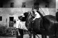 Bratranec a strýc Miroslava Váši na statku v Zimoři